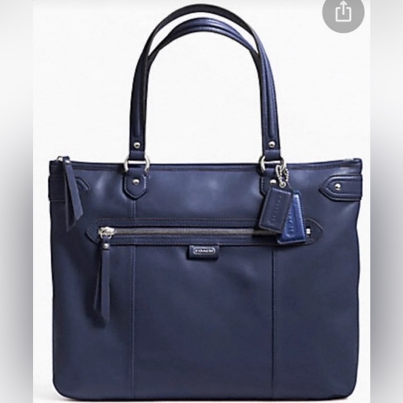 Coach Handbags - EUC Coach Daisy Emma Tote in Navy